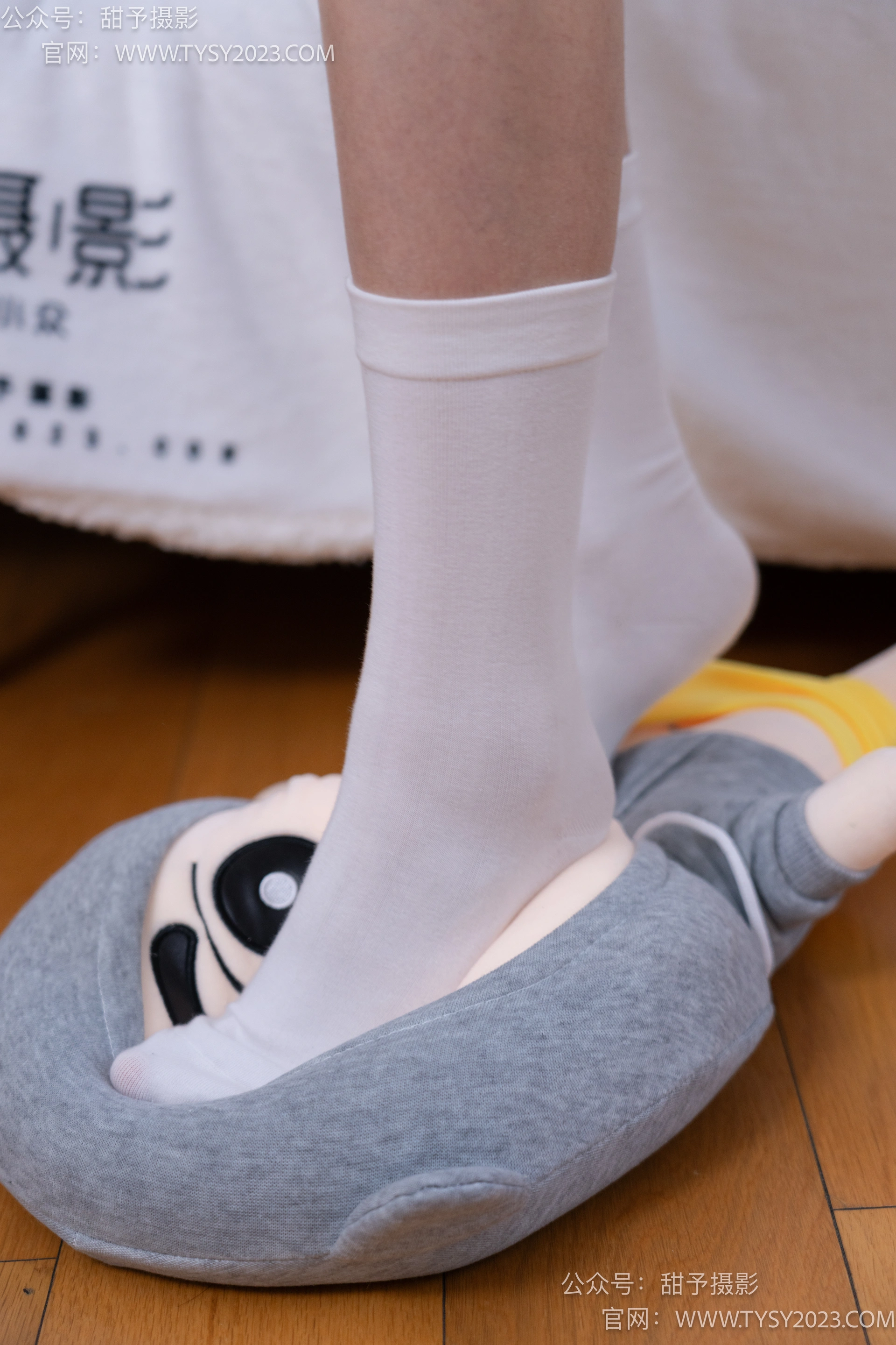 甜予摄影 No.062 璇璇-板鞋、白棉袜、踩蜡笔小新玩偶剧情 3